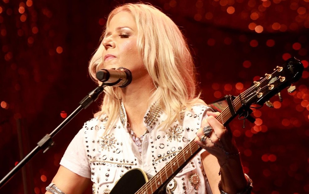 Paula Toller durante show — Foto: Reprodução/Facebook