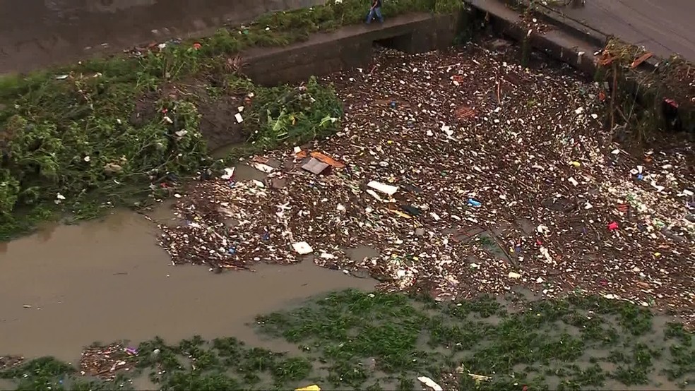 Rio Acari coberto de lixo  — Foto: Reprodução/ TV Globo