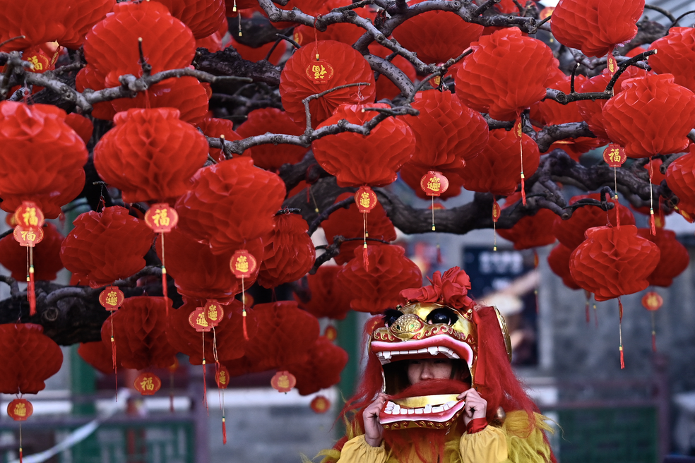 Um dançarino se prepara para uma apresentação de dança do leão na Feira do Templo do Parque Ditan, em Pequim, na China, em 29 de janeiro de 2025, no 1º dia do Ano Novo Lunar da Serpente — Foto: Pedro Pardo/AFP