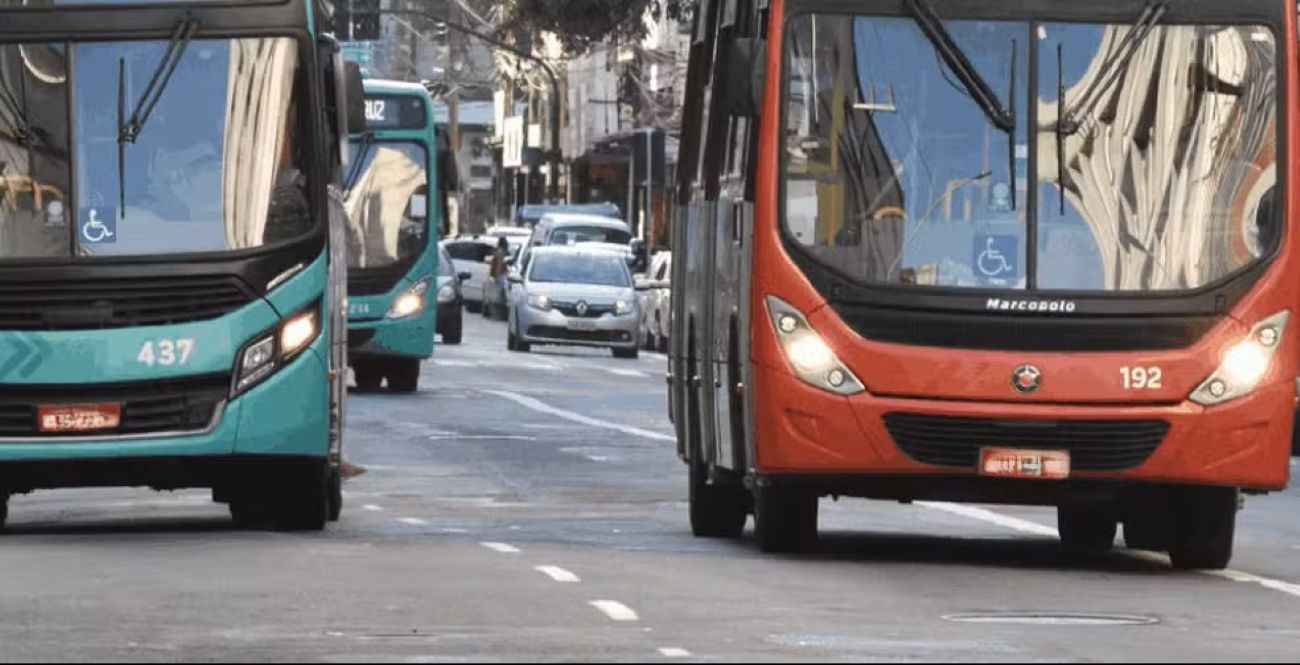 Jovem ignora sinal vermelho para atravessar a rua e é atropelado por ônibus no Centro de Juiz de Fora
