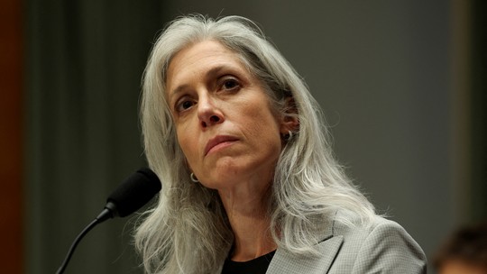 Governo Trump demite diretora de agência de prevenção de doenças por não apoiar agenda de Kennedy Jr.; defesa acusa perseguição - Susan Monarez, indicada em março pelo presidente Trump para ser diretora dos Centros de Controle e Prevenção de Doenças (CDC), disse que não deixará o cargo. Funcionários sêniores da agência de saúde governamental relataram tentativas de politizar a Saúde.