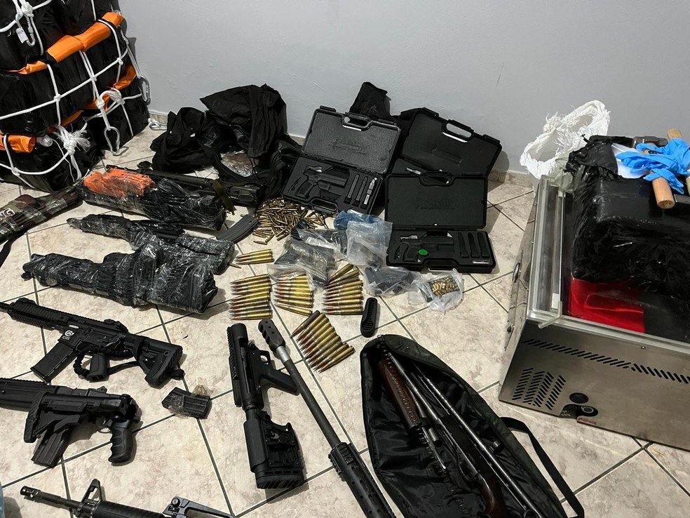 Arsenal com fuzis, pistolas e granadas apreendidas em Santa Catarina — Foto: Polícia Federal/Divulgação