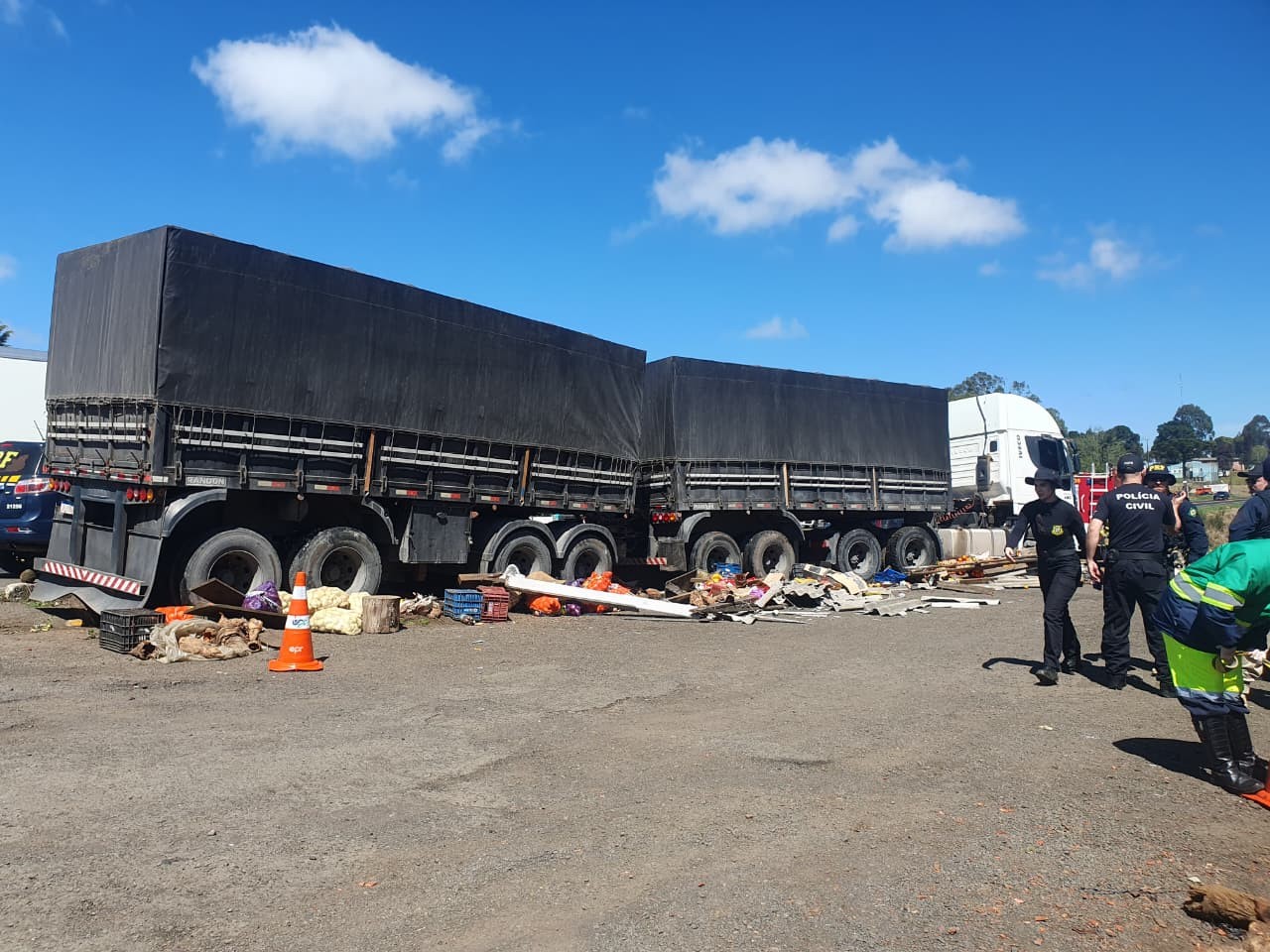 Vendedor morre atropelado após caminhão desgovernado passar em cima de barraca de frutas, no Paraná