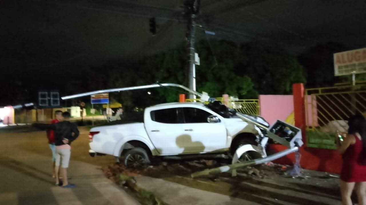 Funcionando há pouco mais de 2 meses, semáforo é destruído por caminhonete na avenida Jasmim, em Santarém