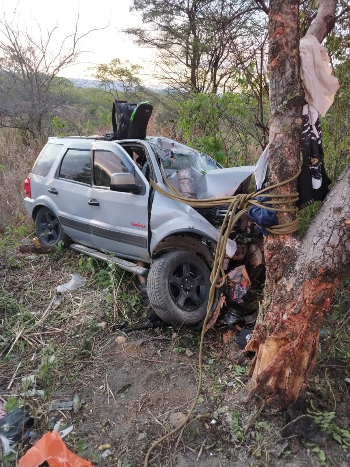 BR-251 é liberada 14h após acidente que deixou oito mortos no Norte de Minas