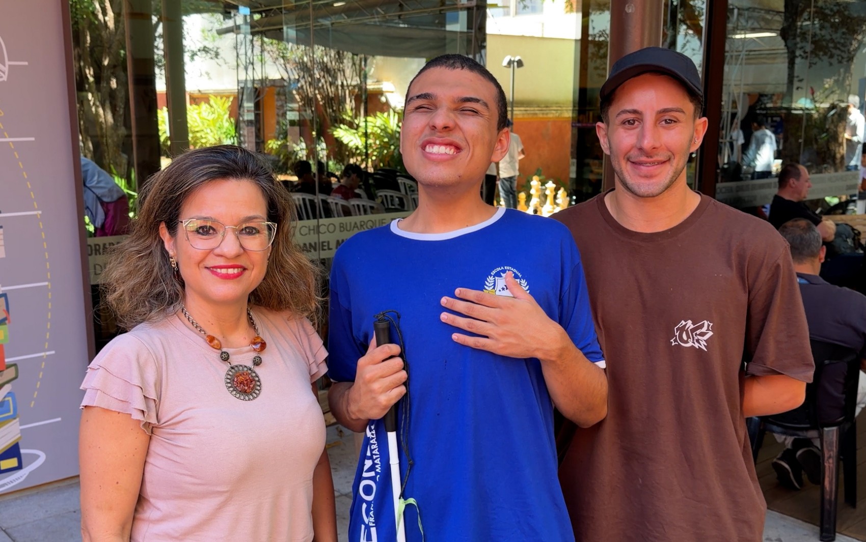 Tato, sons e Libras: jovem cego e consultora surda contam como vivem a Feira do Livro de Ribeirão Preto, SP