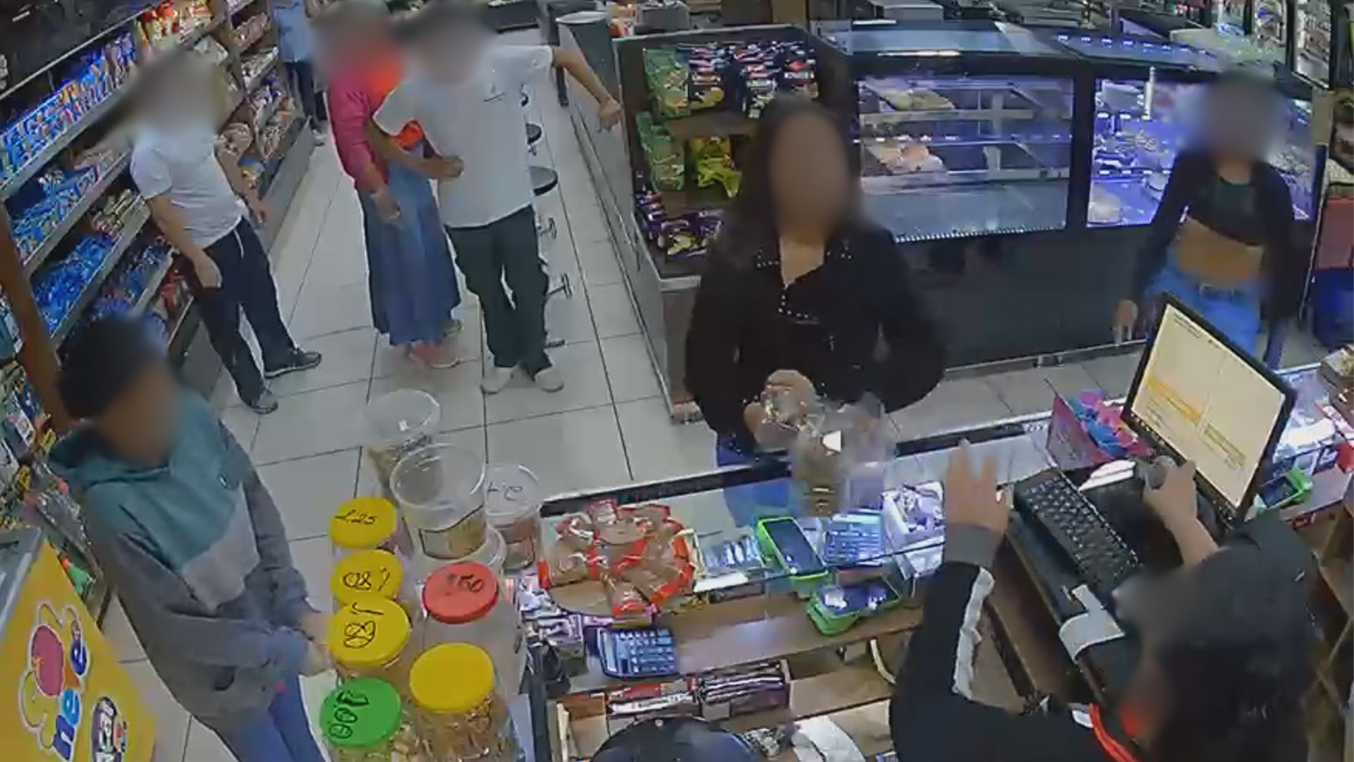 VÍDEO: funcionária de padaria é agredida por clientes na Grande BH