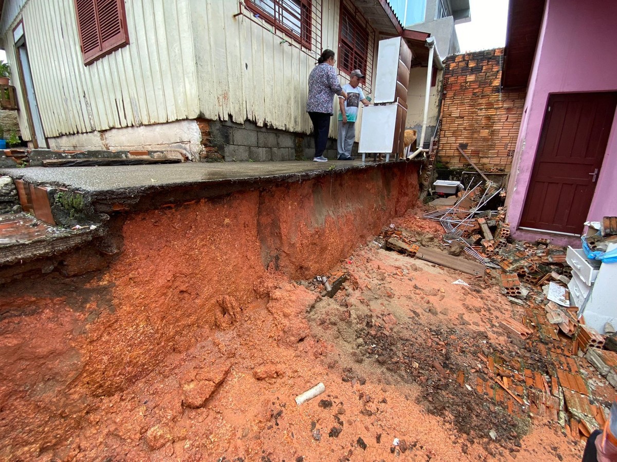 Chuva Causa Deslizamento De Terra Queda De Muro E Deixa Trânsito Lento Na Grande Florianópolis 