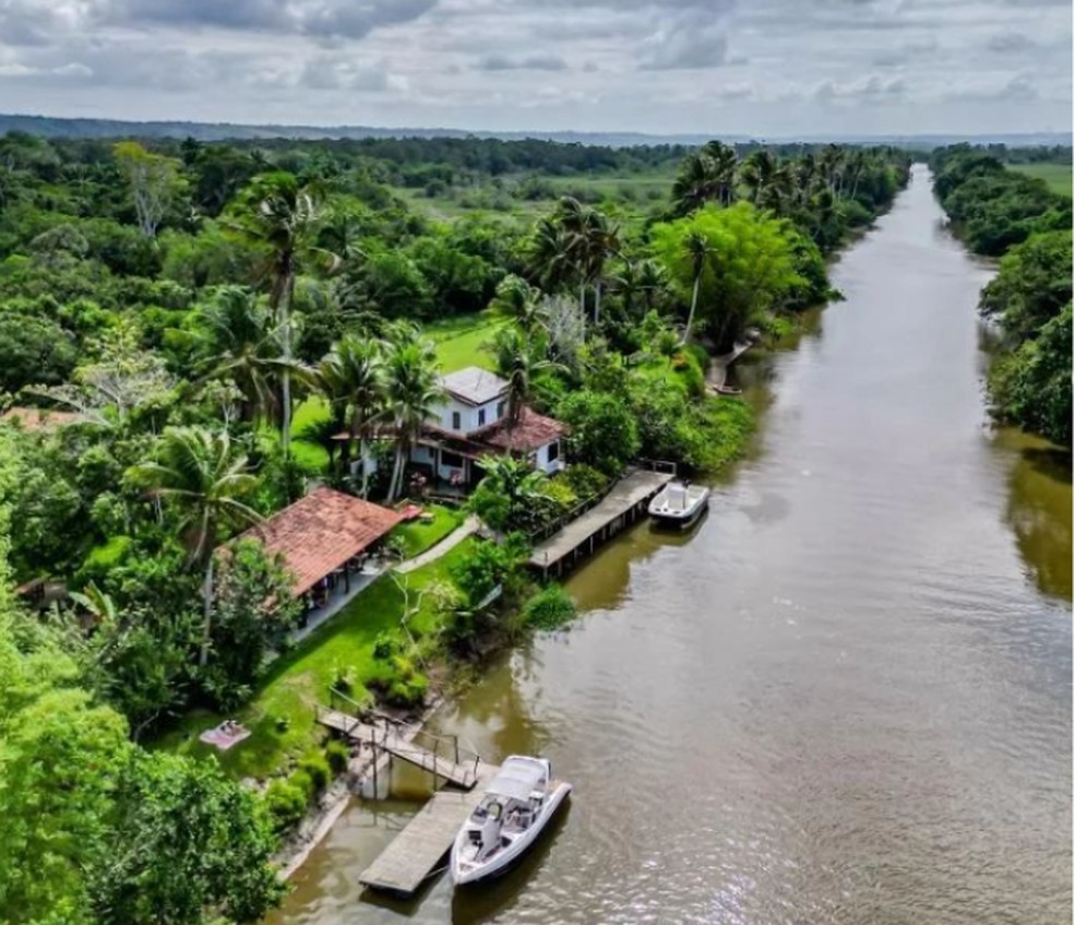 Restaurante fica às margens do Rio Buranhém, na Ilha do Pau do Macaco  — Foto: Redes sociais