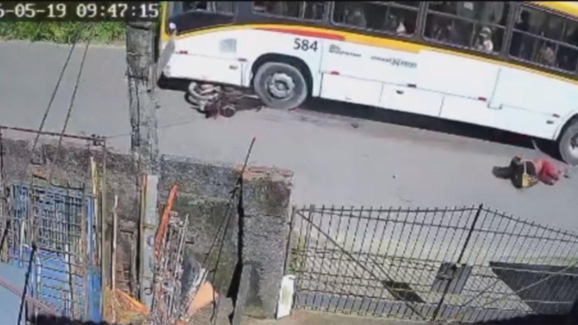 Motociclista é arremessado e 'desliza' no asfalto após bater em ônibus de frente; VÍDEO