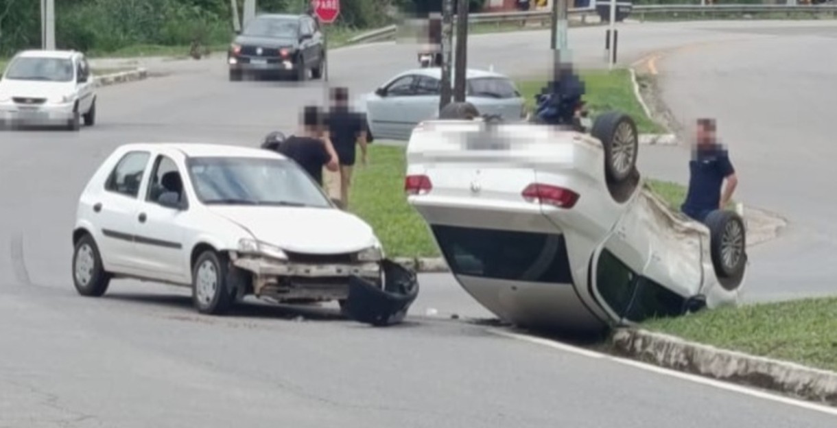 Carro capota após bater em outro veículo em Três Rios