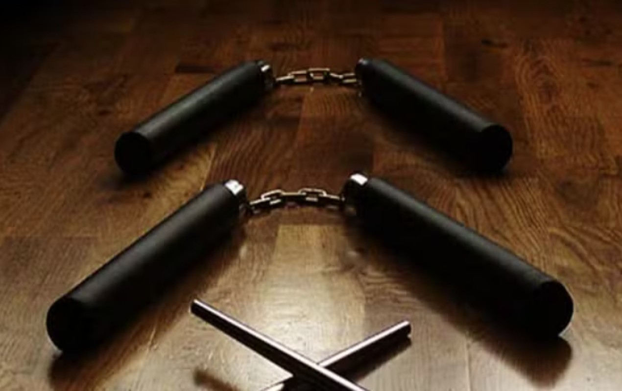 Homem embriagado agride esposa com arma de artes marciais e ameaça matá-la no interior de SP