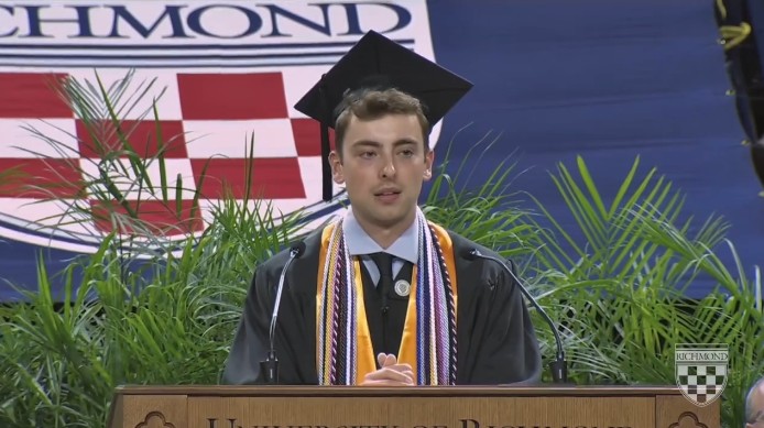 Estudante cita enchente no RS em discurso de formatura nos Estados Unidos; veja vídeo
