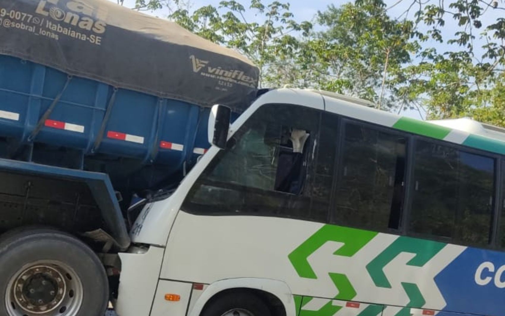 Acidente entre micro-ônibus e caminhão deixa oito feridos na BR-235