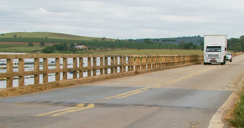 Degrau de 15 centímetros aparece na Ponte das Amoras e preocupa motoristas na MGC-369 — Foto: Reprodução/EPTV 