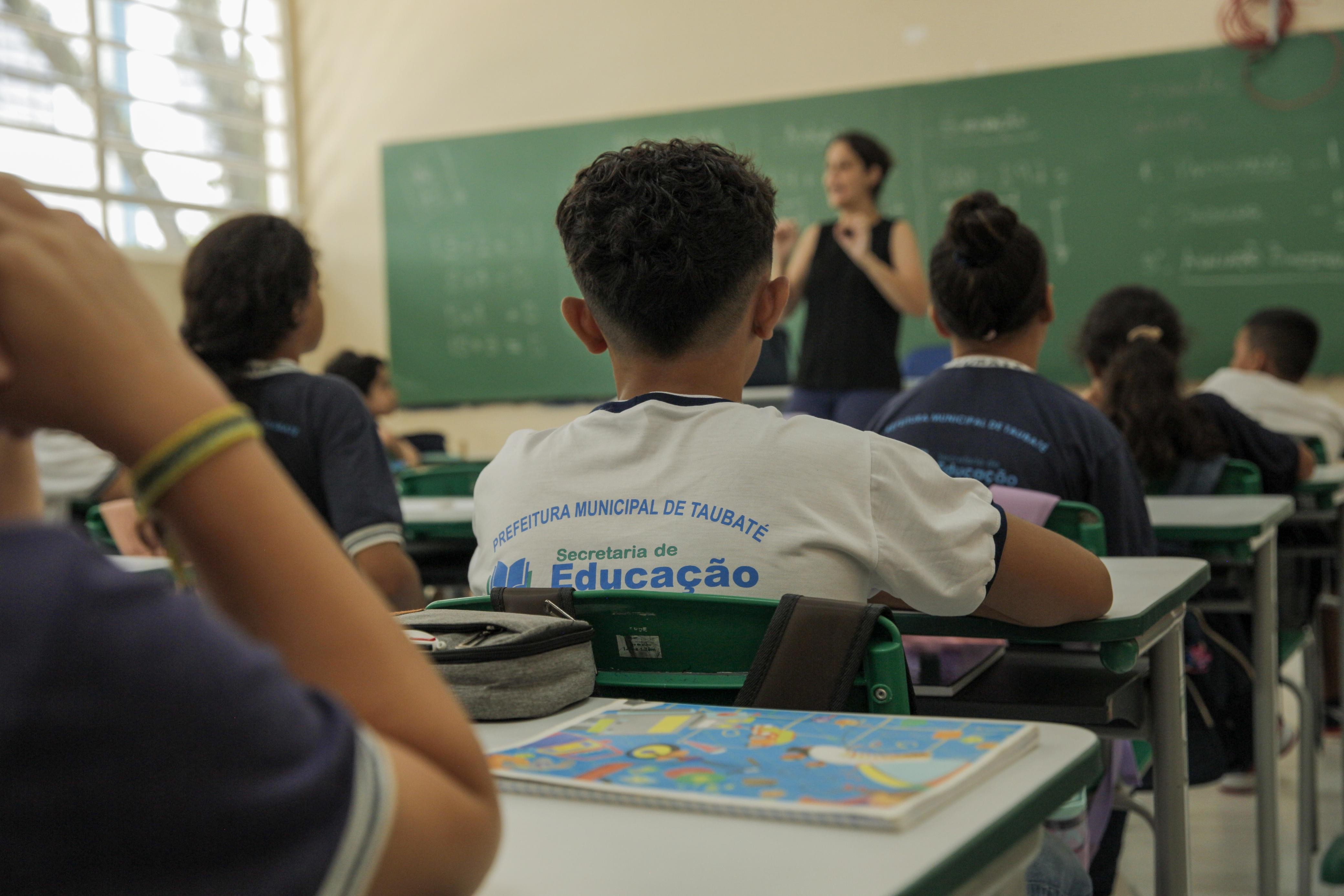 Reposição de aulas começa durante recesso escolar em Taubaté para compensar dias perdidos na greve