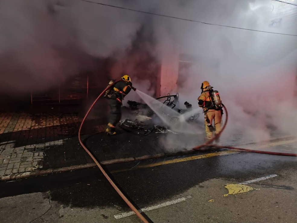 Carro ficou destruído após incêndio no Bairro Cascatinha, em Juiz de Fora — Foto: Corpo de Bombeiros/Divulgação