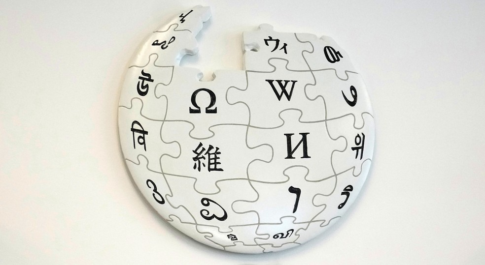 Logo da Wikipédia na sede da Wikimedia Foundation, em San Francisco — Foto: AP Photo/Jeff Chiu
