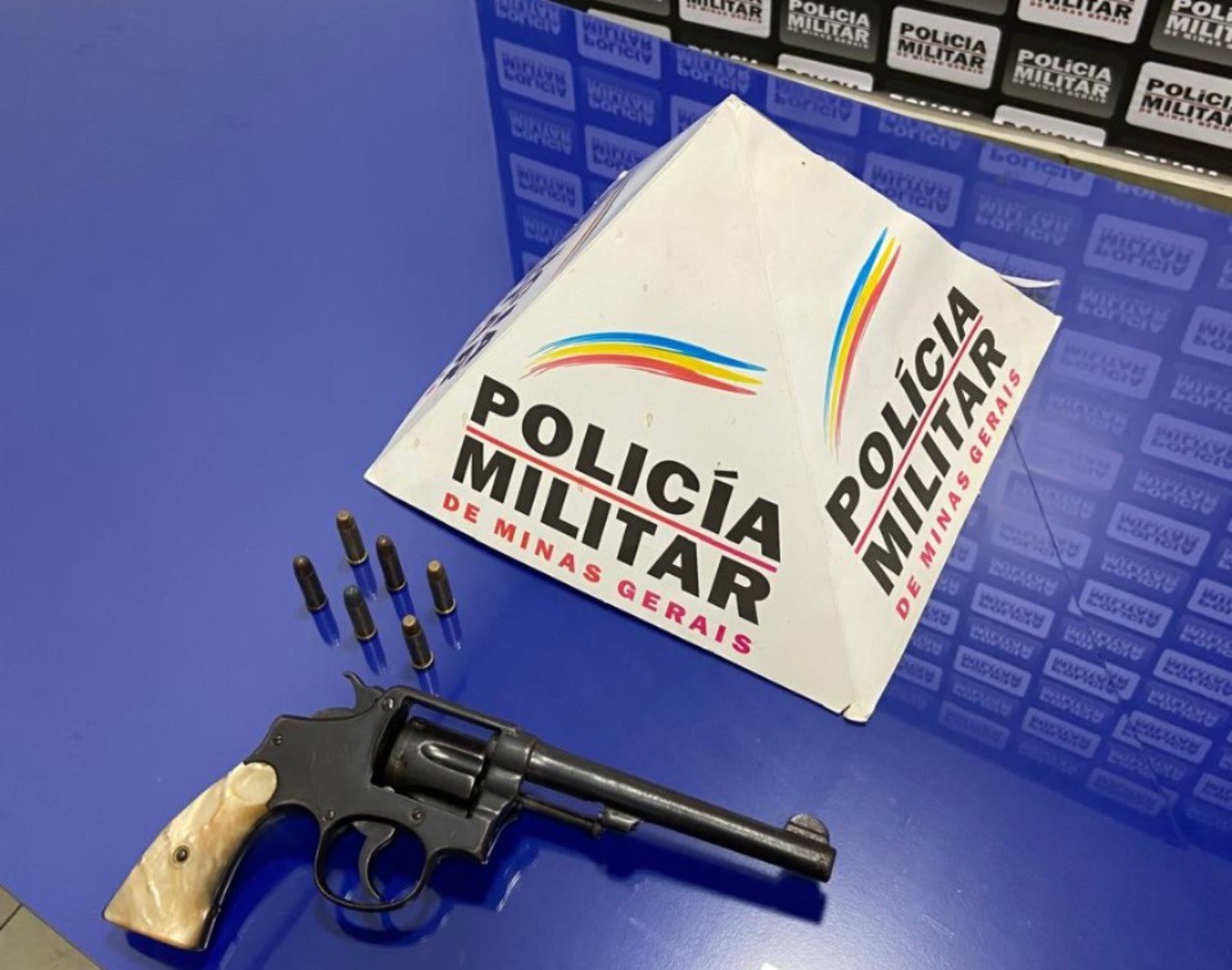 Arma é apreendida com homem encontrado agachado embaixo de árvore em Pirapora