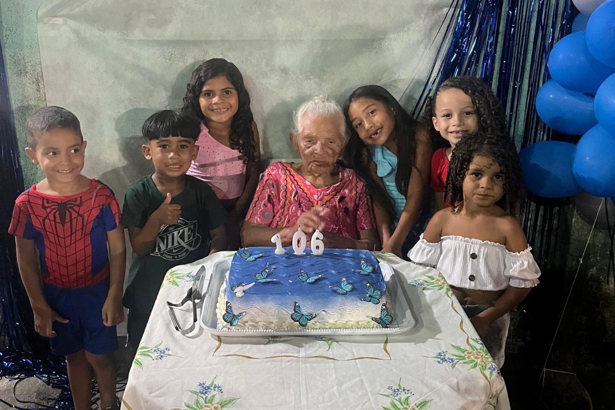 Idosa que teve 18 filhos celebra 106 anos com festas para família e vizinhança; VÍDEO