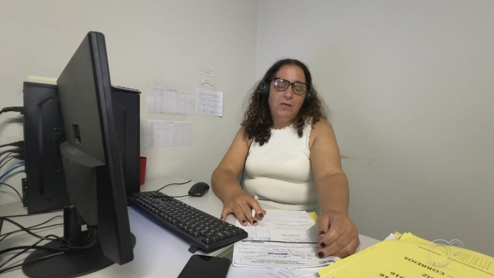 Márcia estagia como consultora de vendas em uma empresa de produtos agropecuários. — Foto: Reprodução/TV TEM