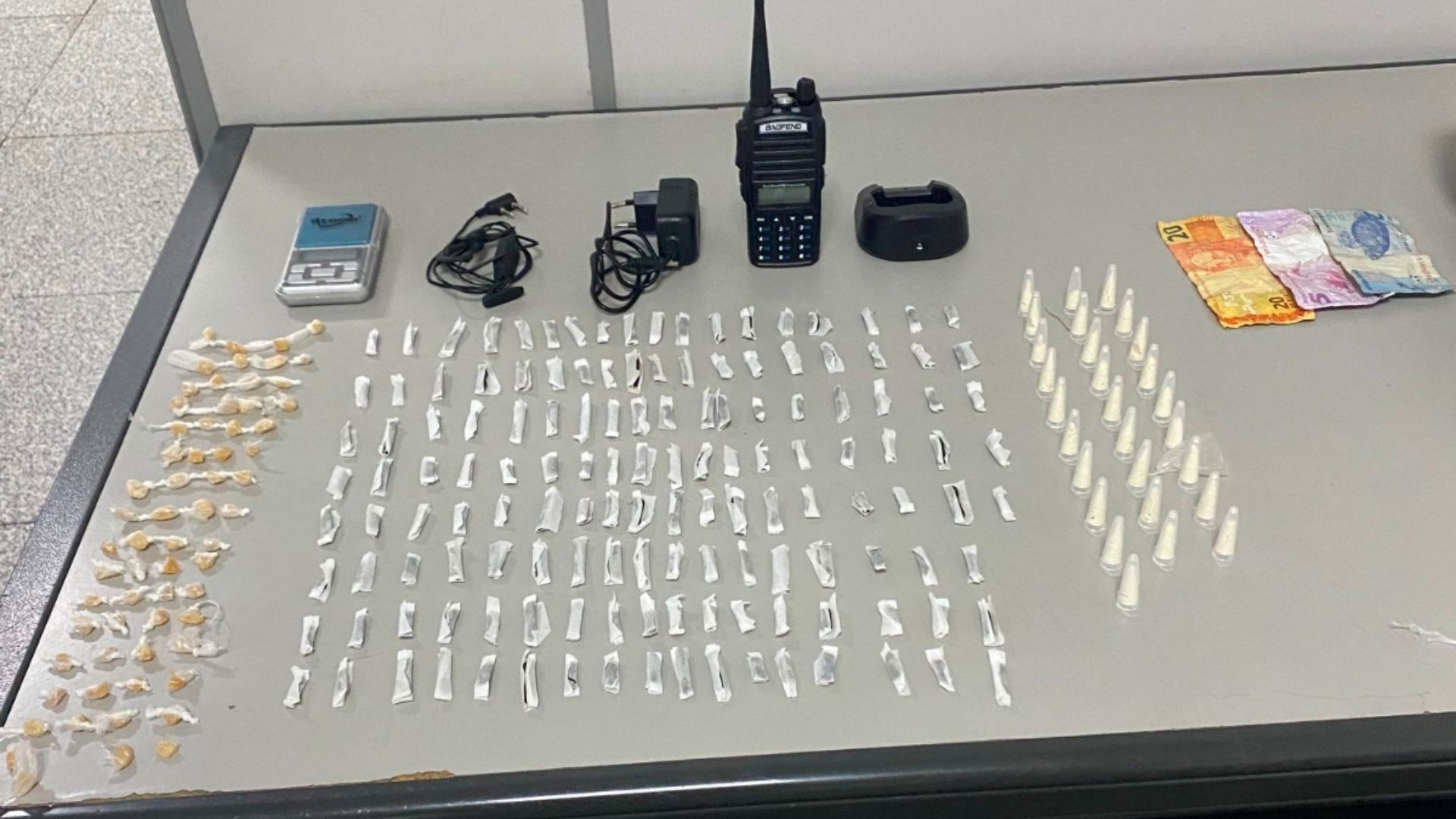 Jovem é preso com drogas, ameaça policiais de morte e oferece R$ 30 mil para ser liberado na Serra