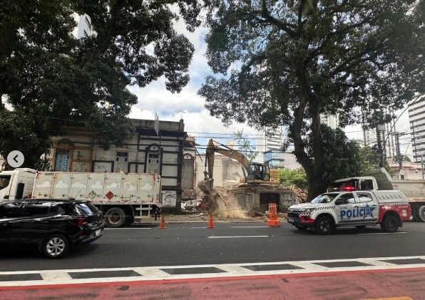 Demolição irregular de prédio histórico é interrompida no centro de Belém