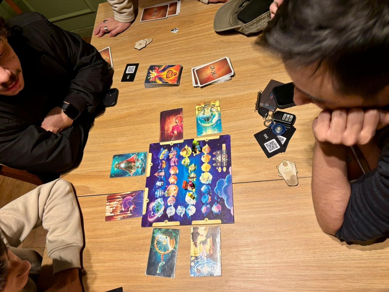 Quando a cidade vira consultório: terapia acompanha adolescentes em casa de jogos, parques e shoppings em SP
