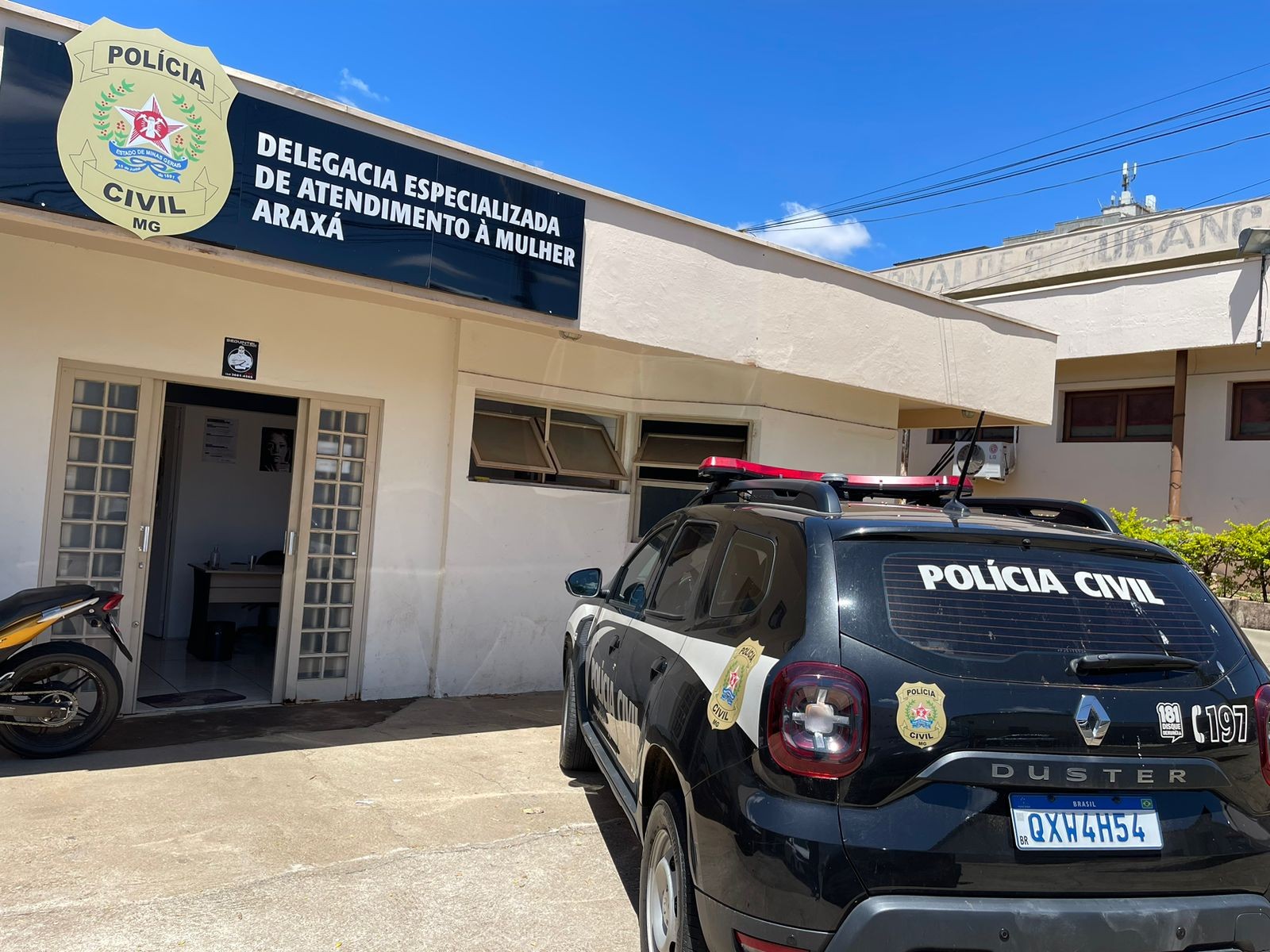 Homem é preso por invadir trabalho da ex e agredi-la com capacetadas na cabeça em MG