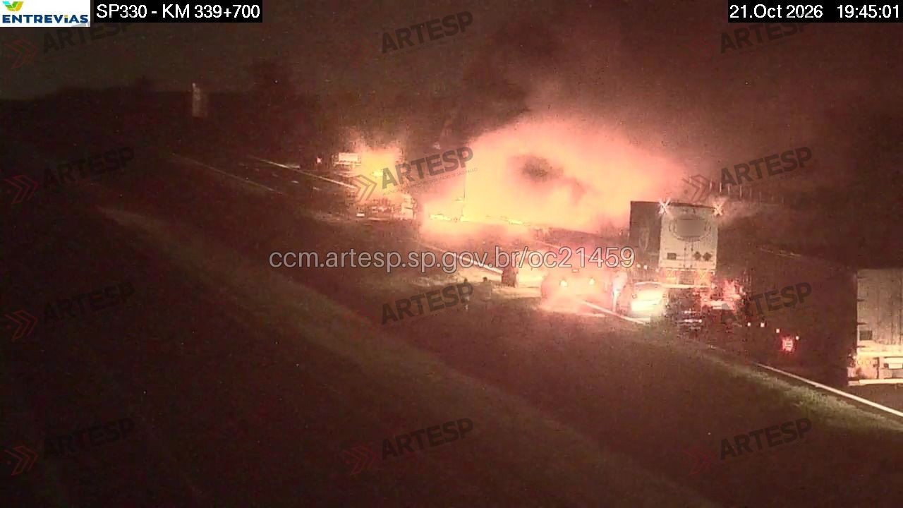 Batida entre carretas causa morte, incêndio e interdição na Rodovia Anhanguera em Jardinópolis, SP