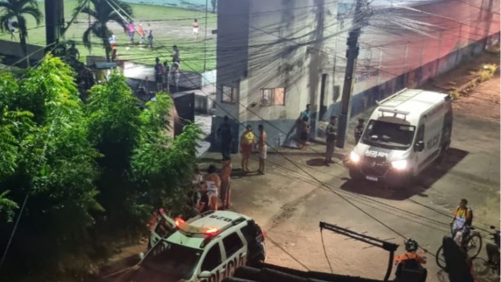 Quatro homens são mortos a tiros em chacina em campo de futebol na Barra do Ceará, em Fortaleza. — Foto: Reprodução