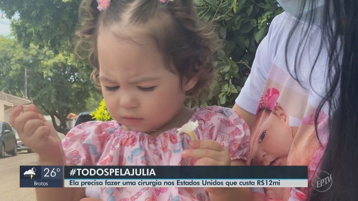 Crianças Com O Telefone Celular Exterior Dois Meninos Que Sorriem