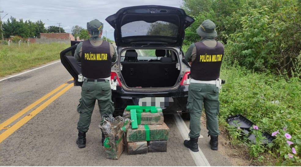 Polícia encontra 156 tijolos de maconha em carro que seguia por estrada de Limoeiro do Norte, no Ceará. — Foto: Divulgação/PMCE