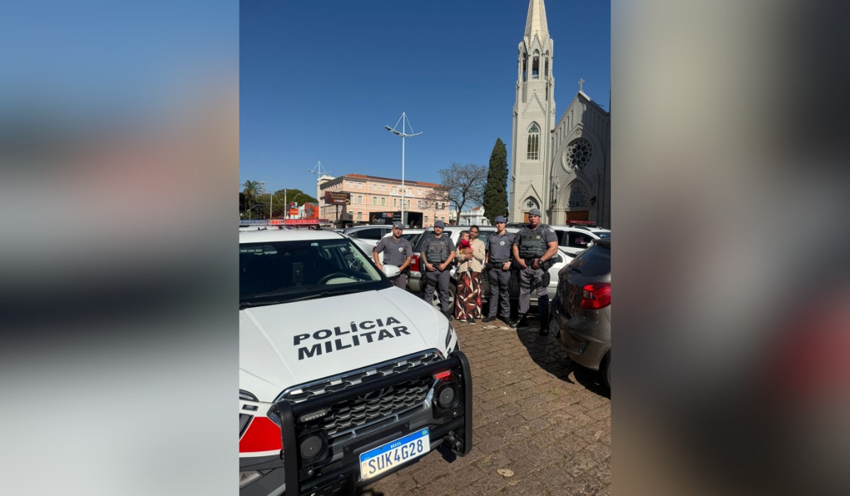 VÍDEO: Bebê é salvo por policiais militares após ficar trancado dentro de carro no centro de Botucatu