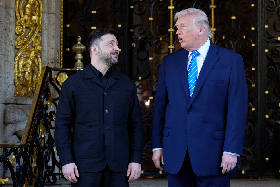 Os presidentes Volodymyr Zelensky, da Ucrânia, e Donald Trump, dos EUA, em reunião na Flórida em 28 de dezembro de 2025 — Foto: AP Photo/Alex Brandon