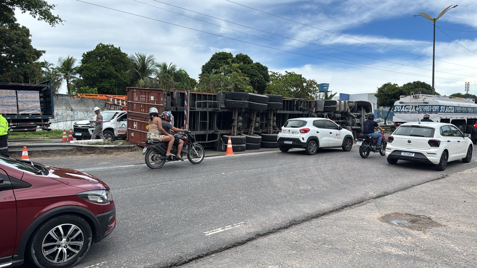Carreta tomba, derruba poste e deixa motorista preso às ferragens em Manaus; VÍDEO