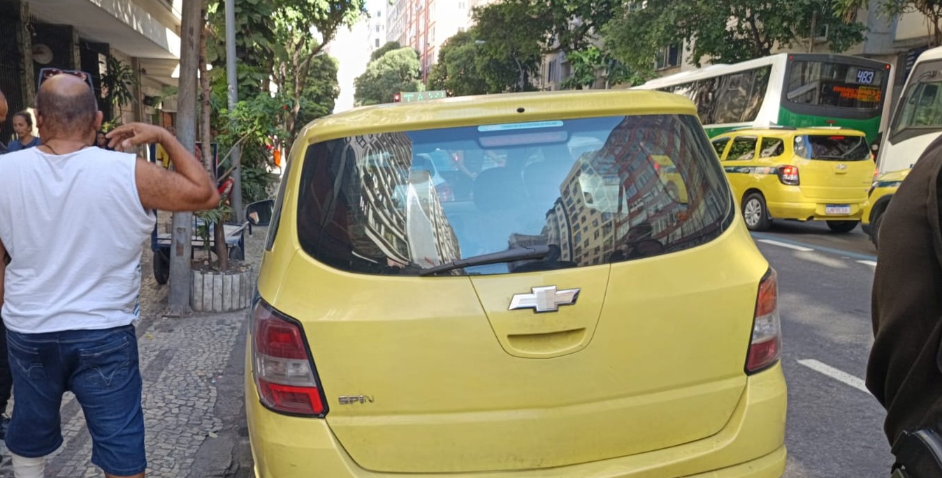Motoristas que usavam dispositivo que fazia o taxímetro disparar são presos no Rio 