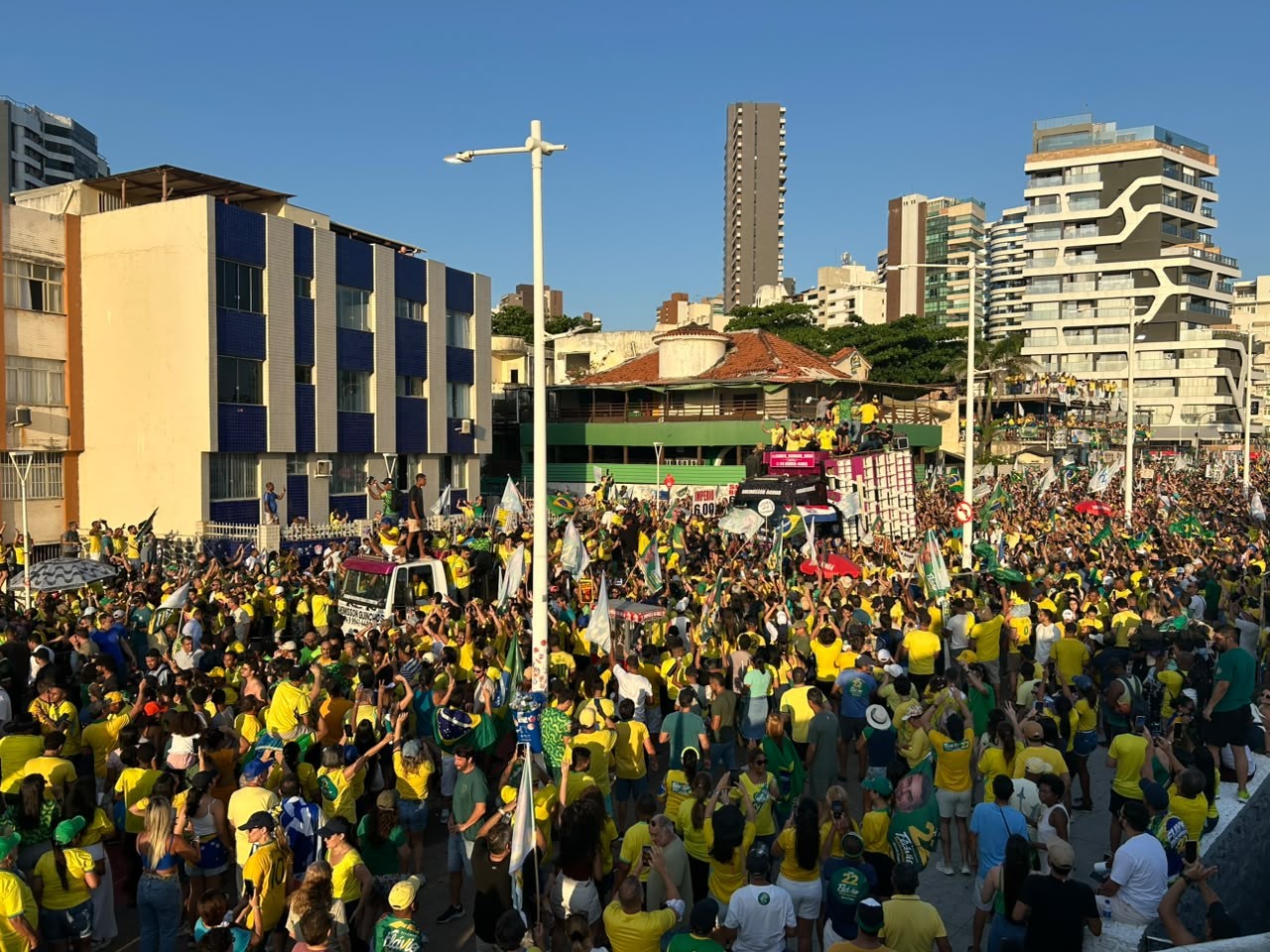 Na BA, Flávio Bolsonaro recebe título de cidadão soteropolitano e promete concluir ponte Salvador-Itaparica se for eleito