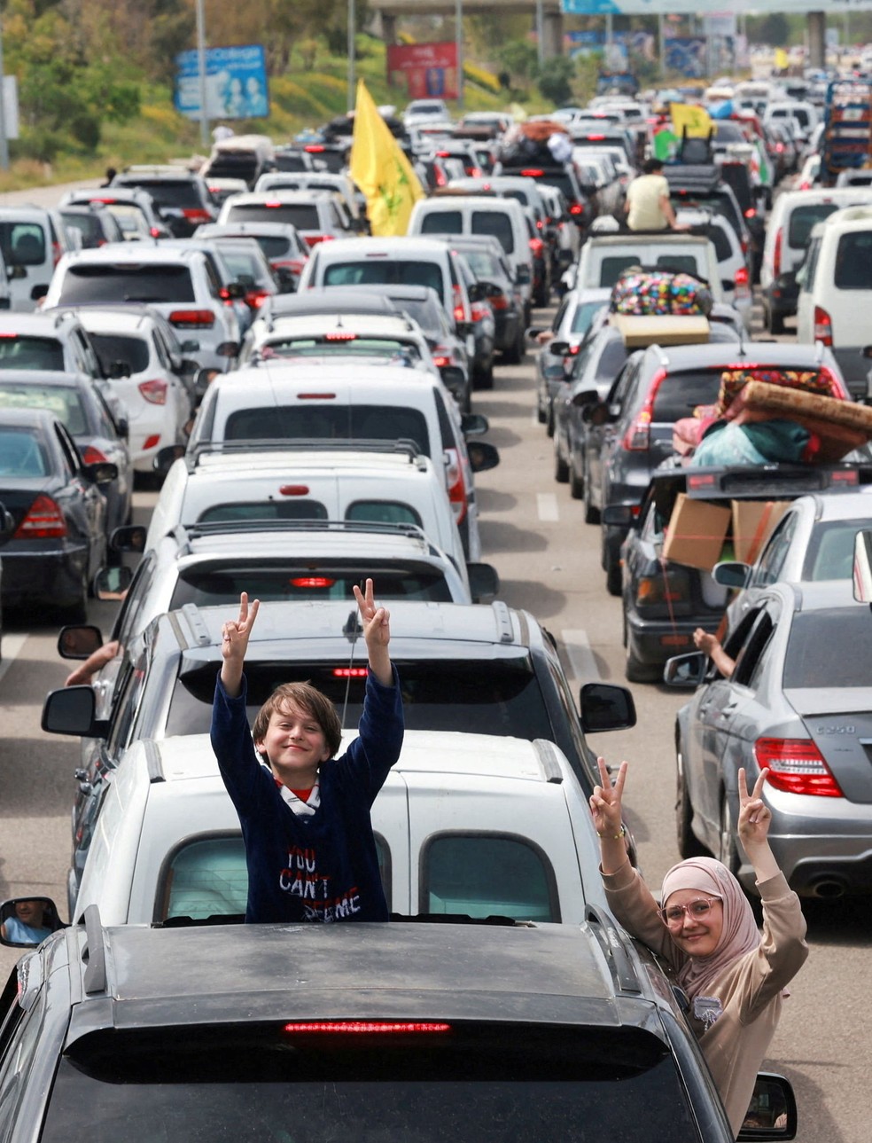 Fila de carros com famílias voltando ao sul do Líbano — Foto: REUTERS/Aziz Taher
