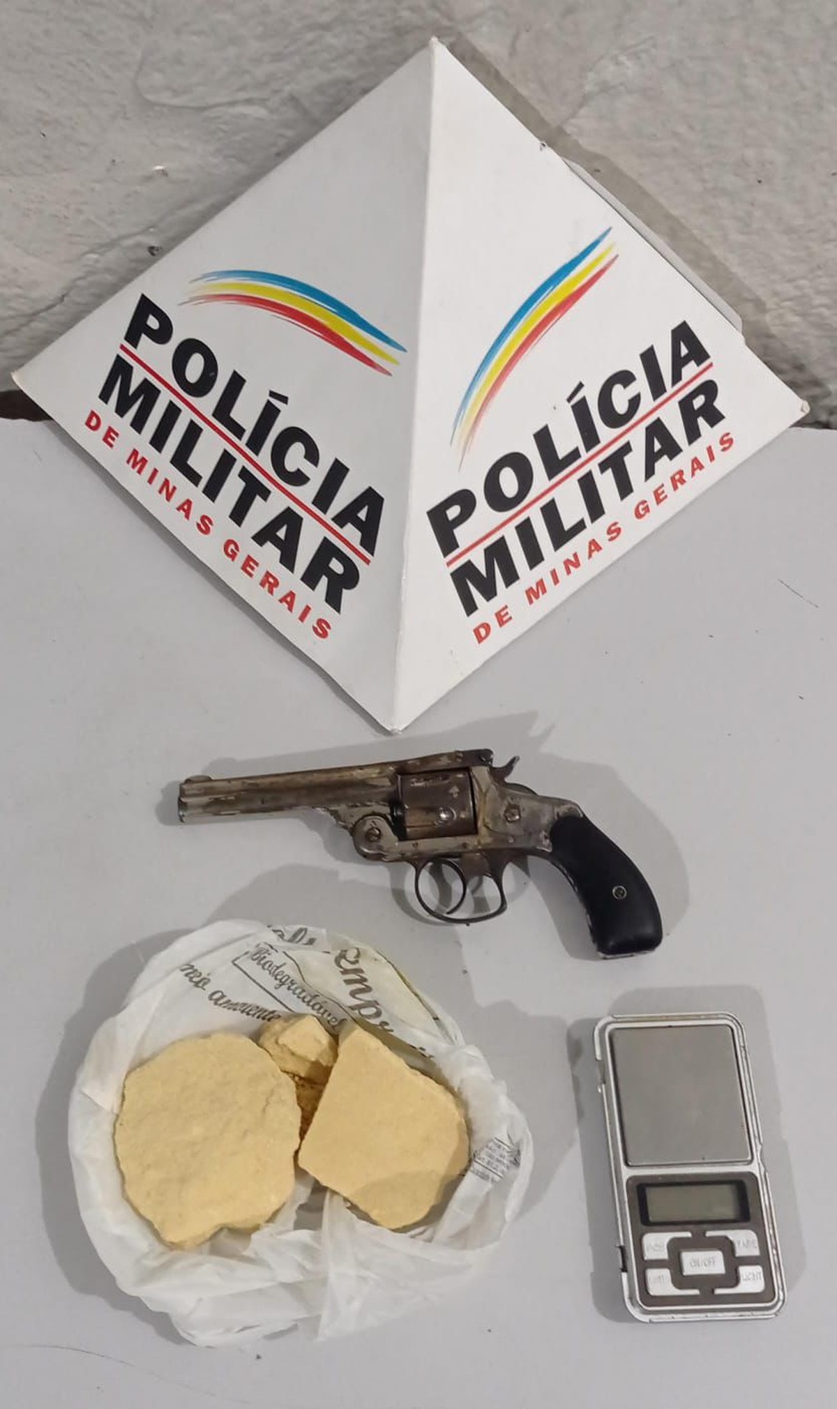 Denúncia de que lava-jato estava sendo usado para o tráfico termina com apreensão de cocaína e de um revólver 