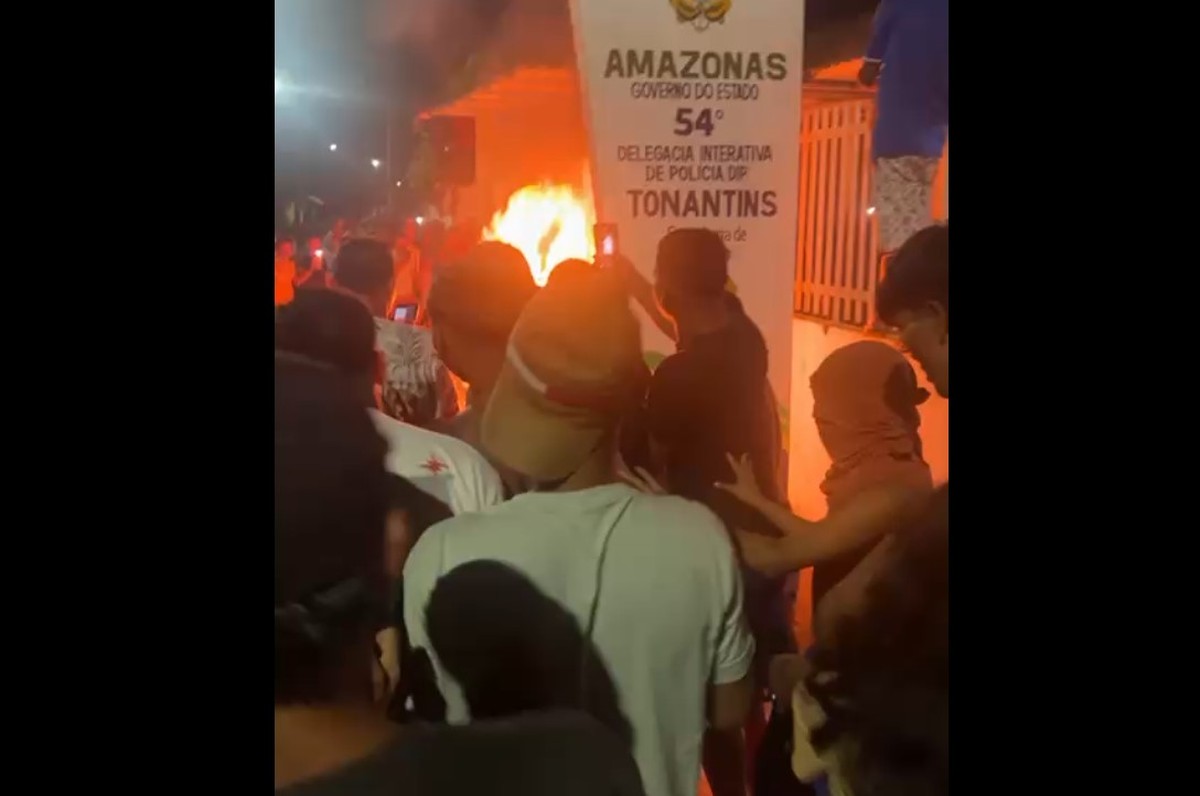Homem é atacado e queimado vivo pela população após matar companheira e esfaquear enteada no AM