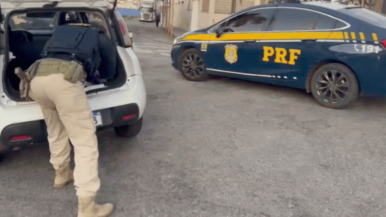 VÍDEO: Com criança de 3 anos no carro, casal é preso com 35 kg de maconha no porta-malas na BR-262