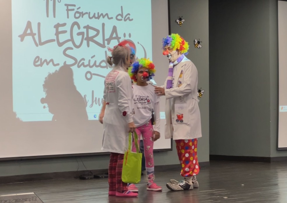 Lara se apresentando junto do avô Roberto em Jaú (SP), durante o Fórum de Alegria em Saúde — Foto: Paulo Piassi/g1