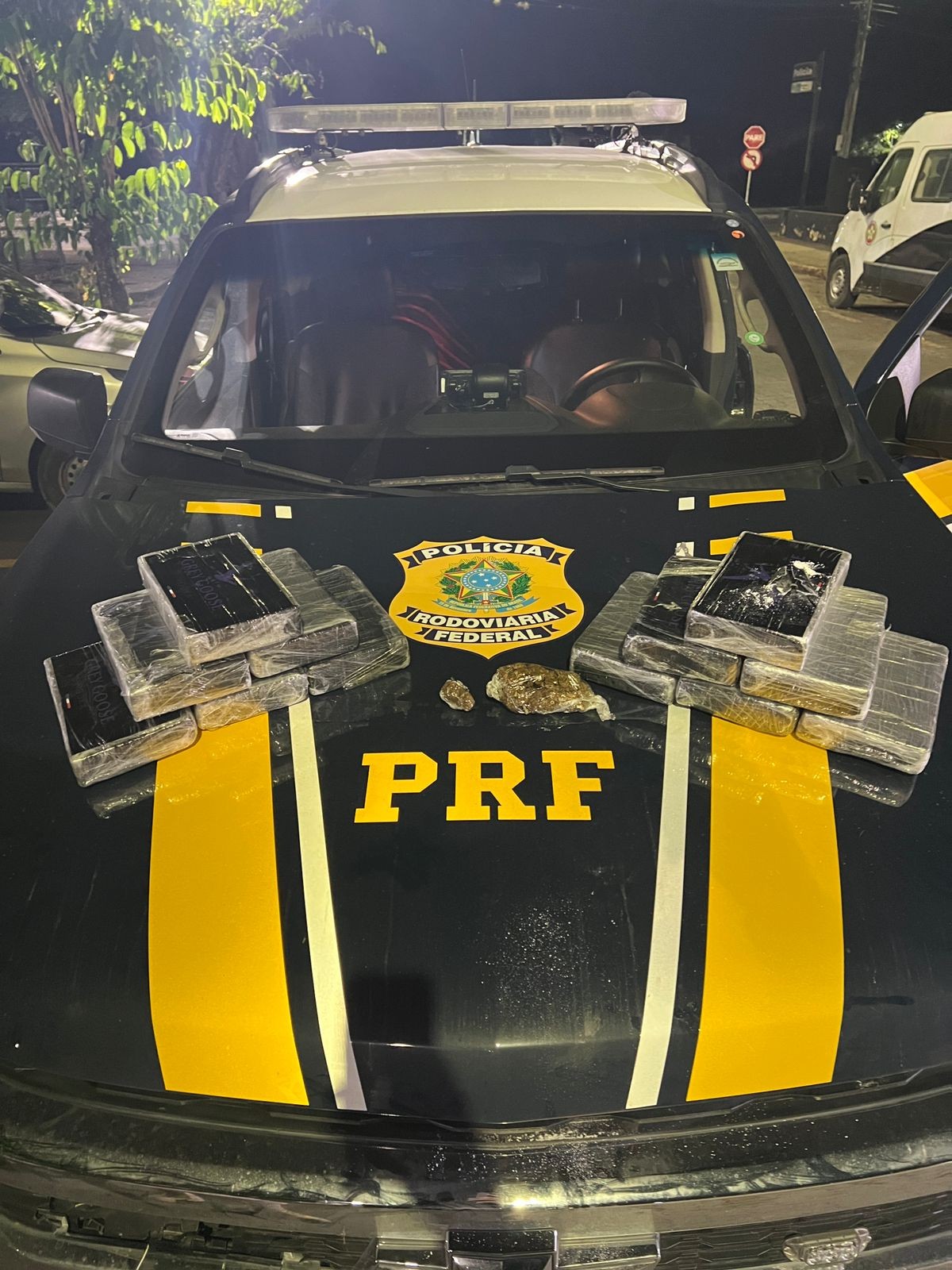 Homem é preso transportando cerca de 12 kg de cocaína na Via Dutra, em Resende