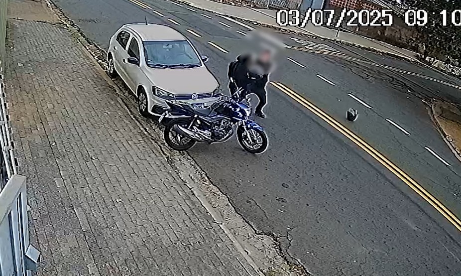 Vítima reage, luta com criminoso e impede roubo de moto em Campinas; veja vídeo