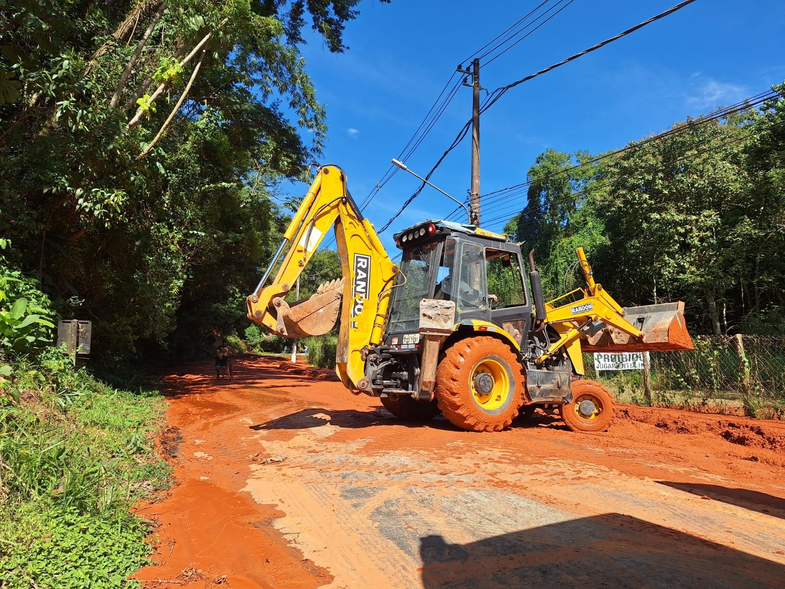 Vazamento em estação de tratamento de água provoca deslizamento de terra e interdita rodovia em Santa Isabel
