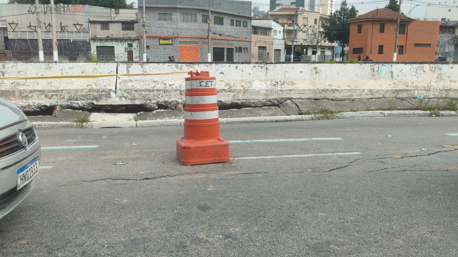 Afundamento de via interdita parte da Avenida do Estado, no Centro de SP