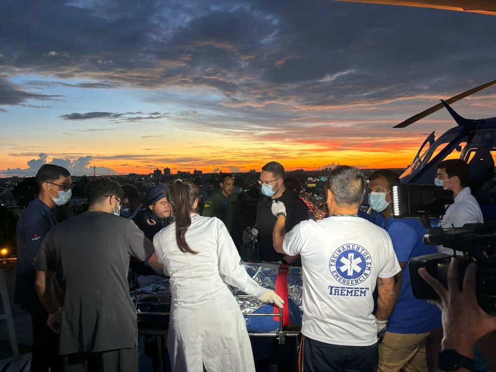 Vítima de queda de avião em Manoel Urbano chegou em Rio Branco no início da noite do dia 18 de março — Foto: Eldérico Silva/Rede Amazônica Acre