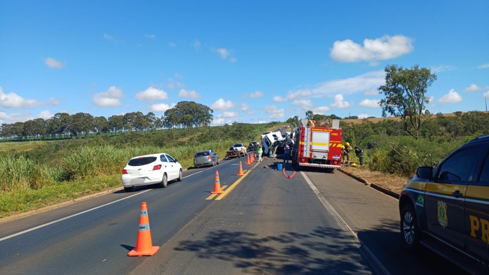 Em menos de 4 horas, acidentes com caminhões e carretas deixam três mortos na BR-365; VÍDEO 