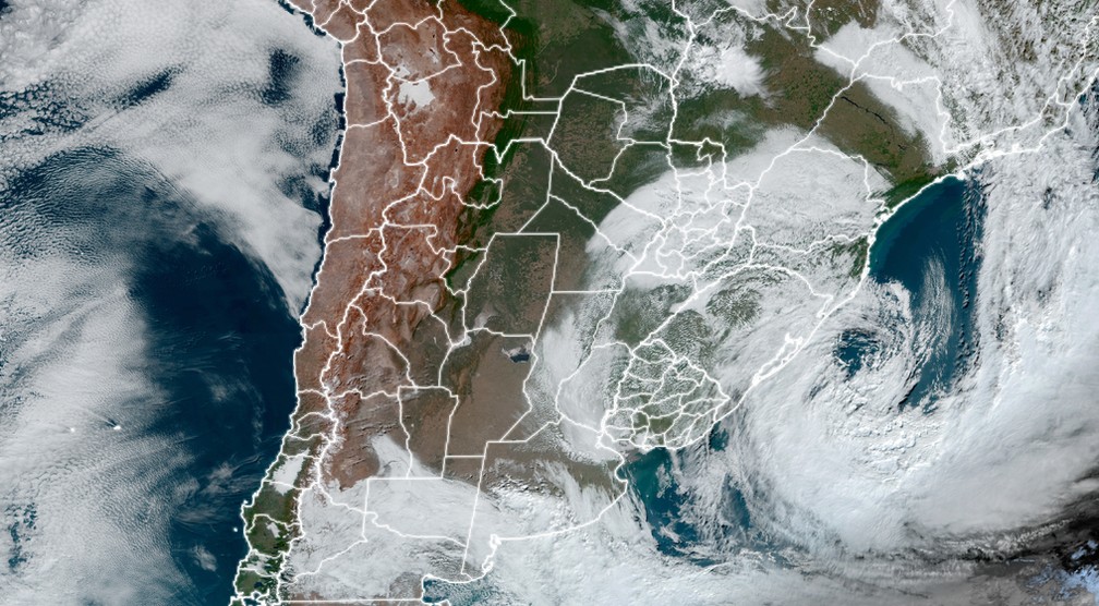 Ciclone extratropical visto via satlite. — Foto: Reproduo/Regional and Mesoscale Meteorology Branch